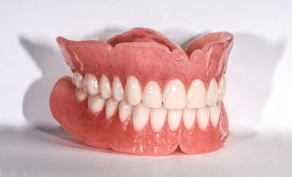 عکس دنان مصنوعی متحرک یا دست دندان 