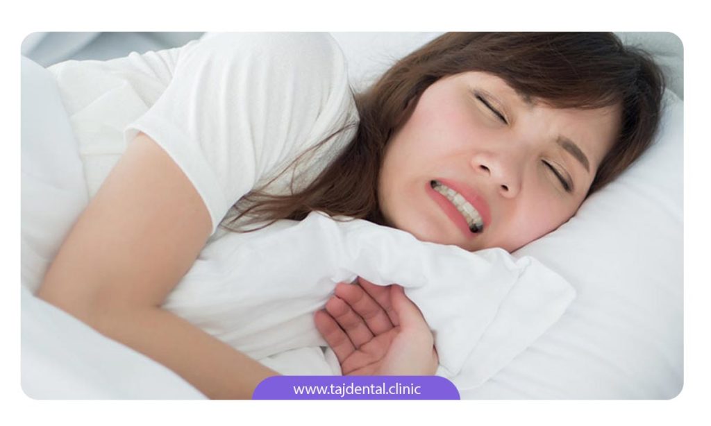 عکس خانمی که در حال دندان قروچه در خواب است