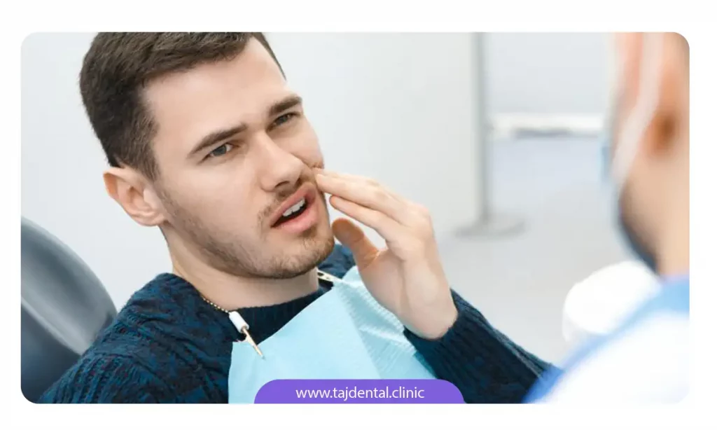 یک مرد که برای درمان سریع دندان درد خود به دندانپزشکی مراجعه کرده است
