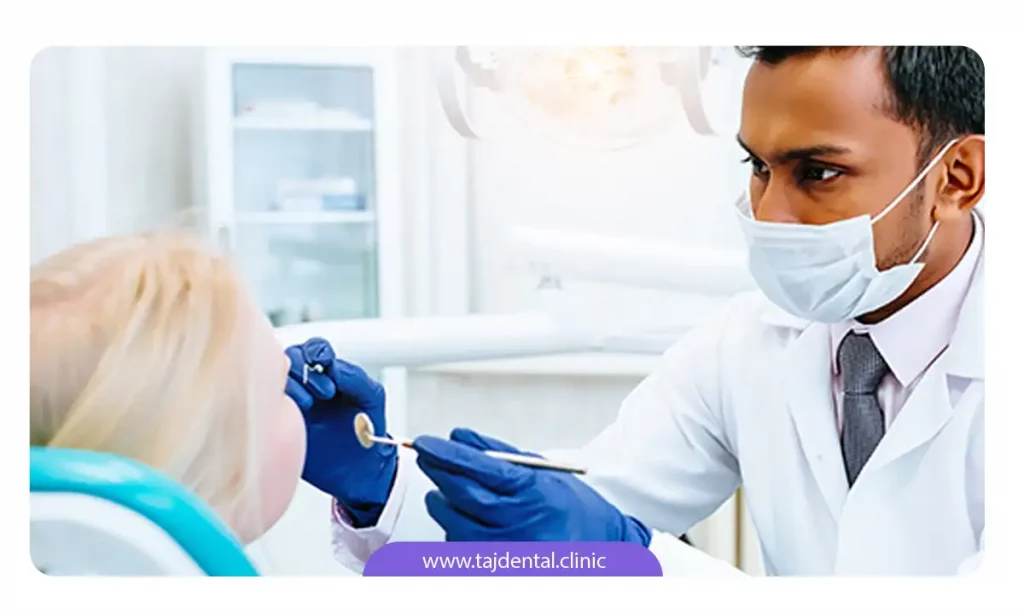 متخصص ارتودنسی در حال معاینه دهان و دندان بیمارش