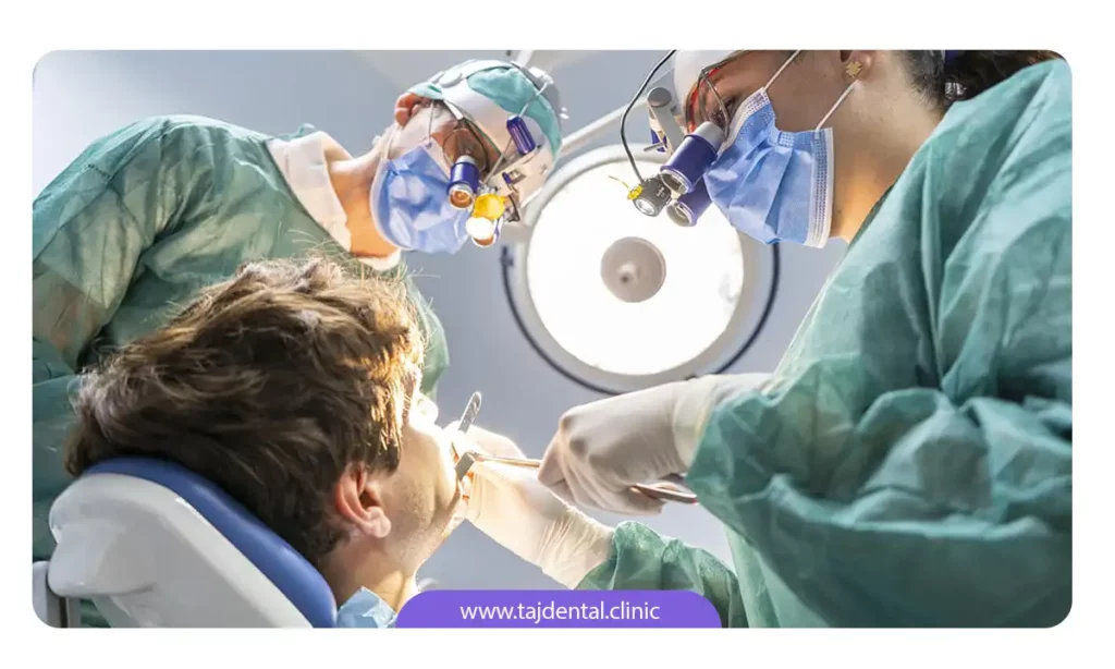 تیم جراحی دهان فک و دندان در حال جراحی دندان یک بیمار