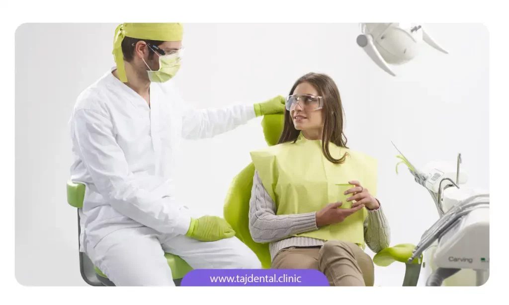دندانپزشکی که در خال صحبت کردن با بیمار خود است