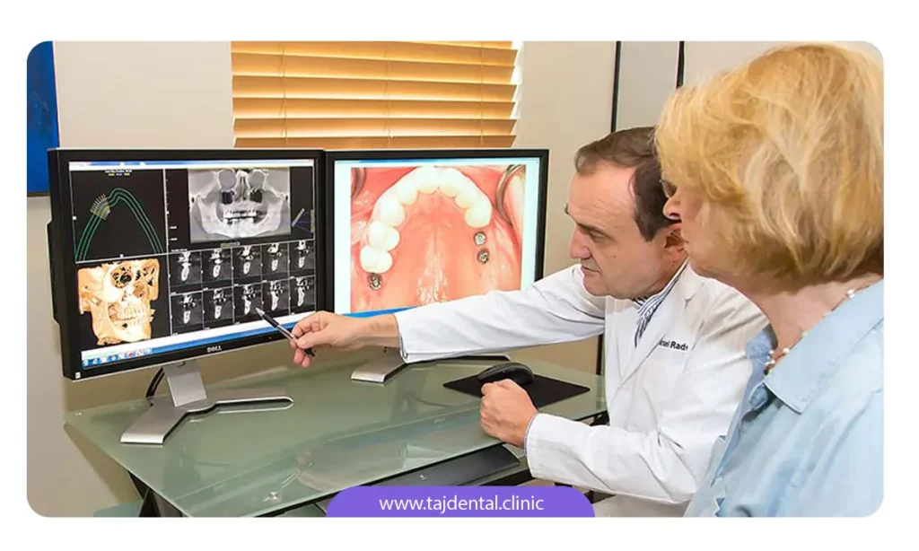 تصویر دندانپزشک در حال توضیح دادن فرایند ایمپلنت دیجیتال از روی مانیتور به بیمار خود