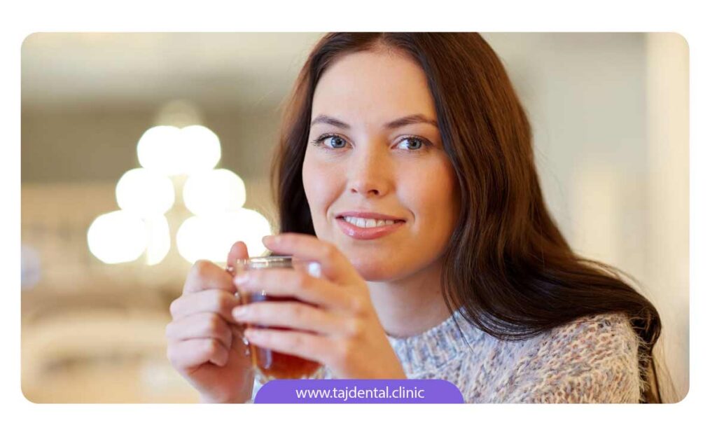تصویر یک خانم با دندان های لمینت شده در حال نوشیدن چای