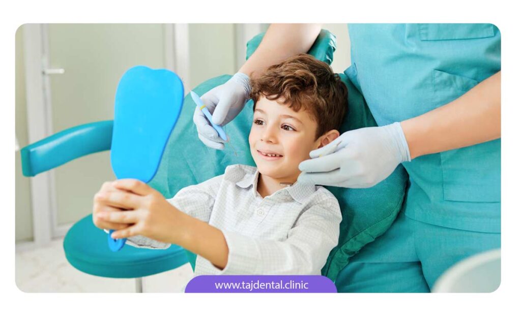 تصویر پسر بچه در حال تماشای دندان های خود در دندانپزشکی