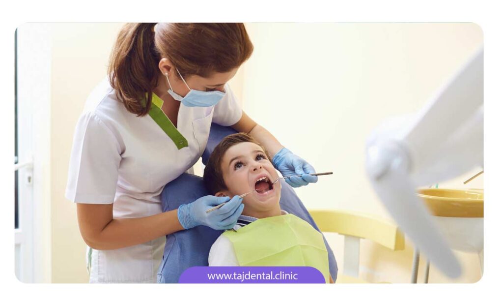 دندانپزشک کودکان در حال معاینه دندان های کودک