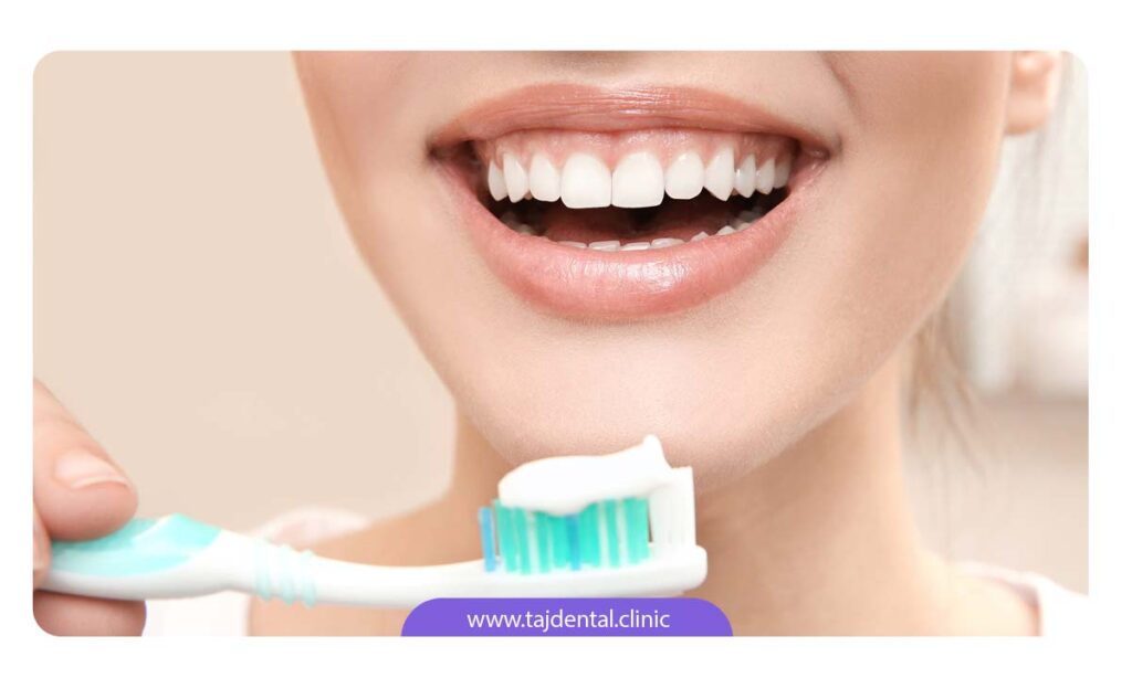 تصویر مسواک و خمیر دندان برای دندان های کامپوزیت شده
