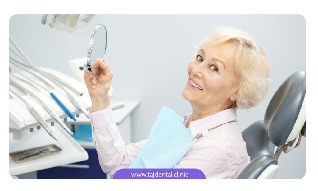 تصویر خانم مسن بر روی کیت دندانپزشکی و تماشای دندان های کامپوزیت شده در آینه