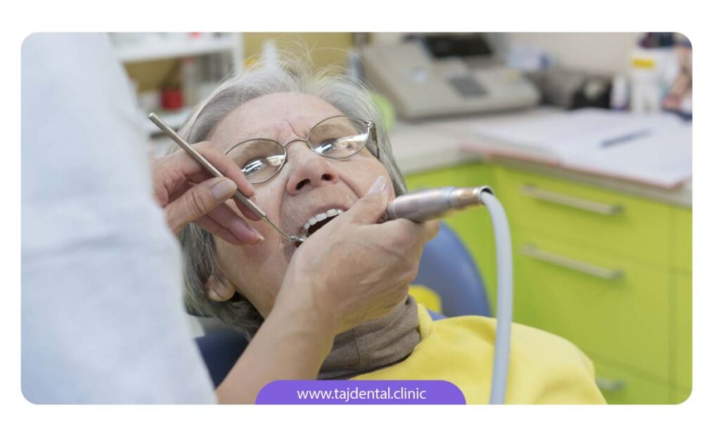 تصویر خانم مسن زیر دست دندانپزشک