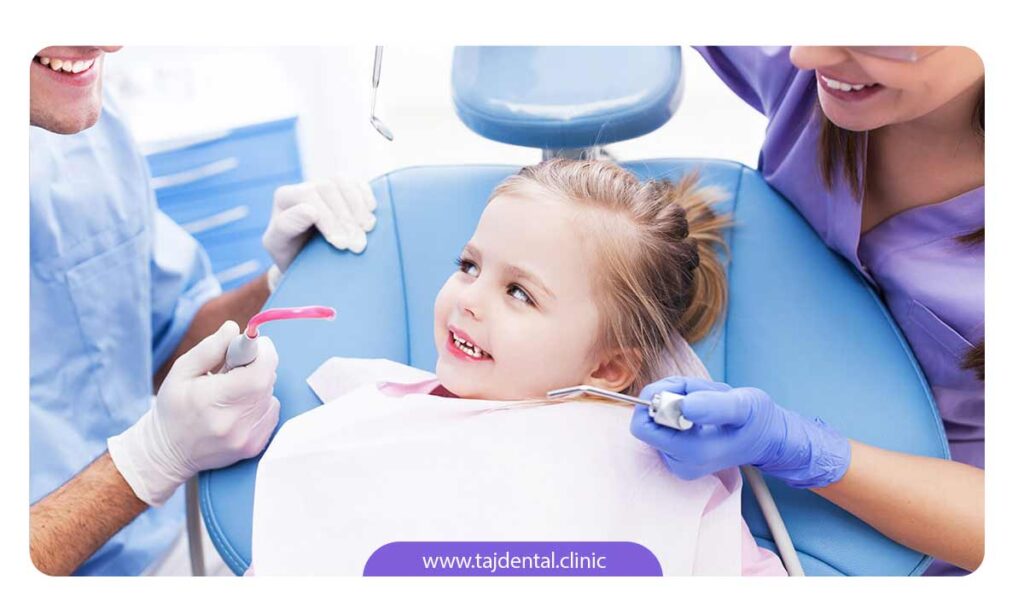 تصویر دختر بچه در حال معاینه توسط دندانپزشک اطفال