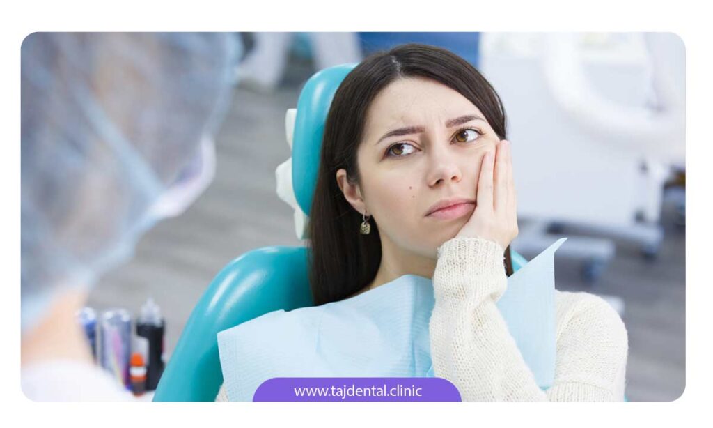 تصویر خانمی در مطب دندانپزشکی با درد دندان