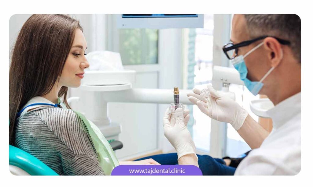 تصویر دندانپزشک در حال توصیه های مربوط به عوارض ایمپلنت دندان به بیمار خود